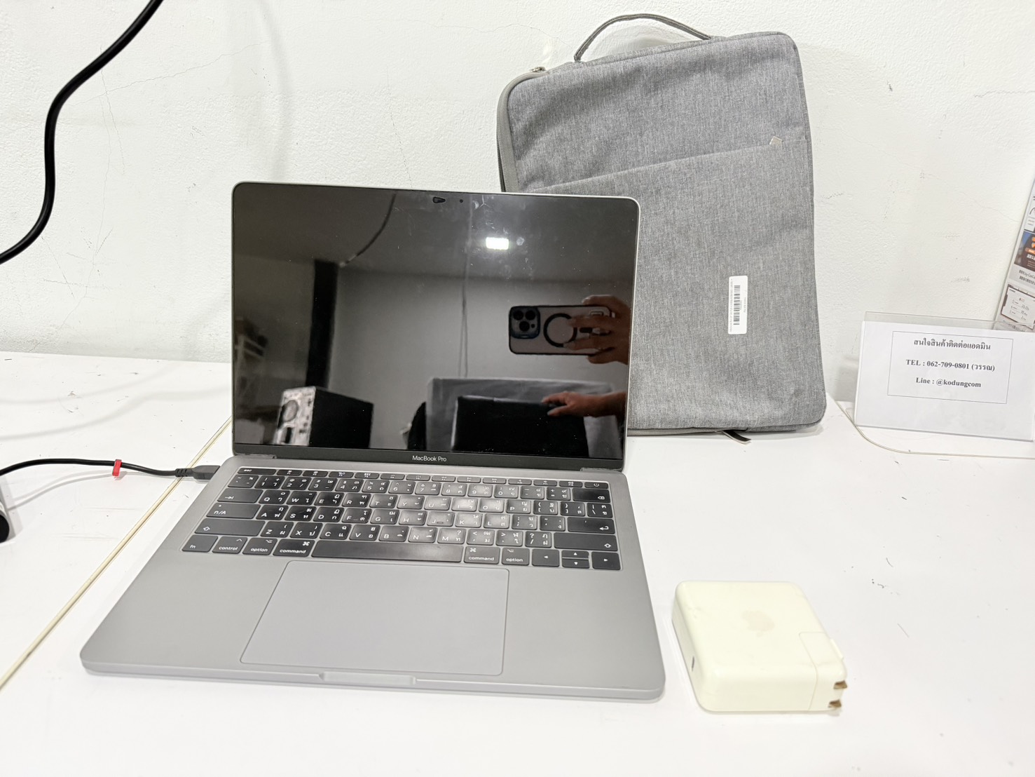 ขาย Macbook Pro 13" 2017(i5-2.3GHz/8GB/SSD 128GB) + Adapter มีแต่หัว ไม่มีสาย จอมืด