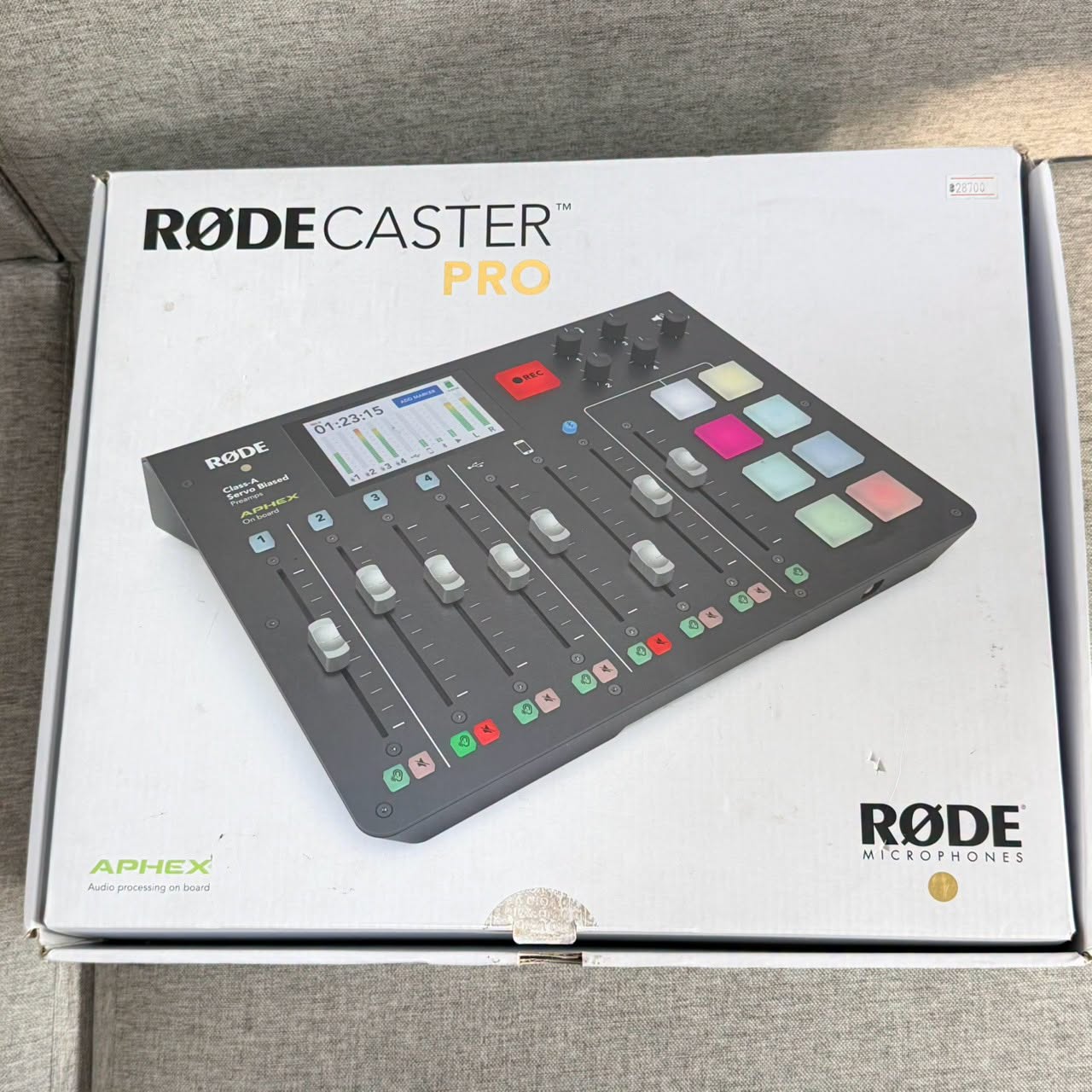 มิกเซอร์ Rode Caster Pro มีช่องเสียบอินพุตมาให้ถึง 4 ช่อง มี 8 เฟดเดอร์เพื่อควบคุมระดับเสียง