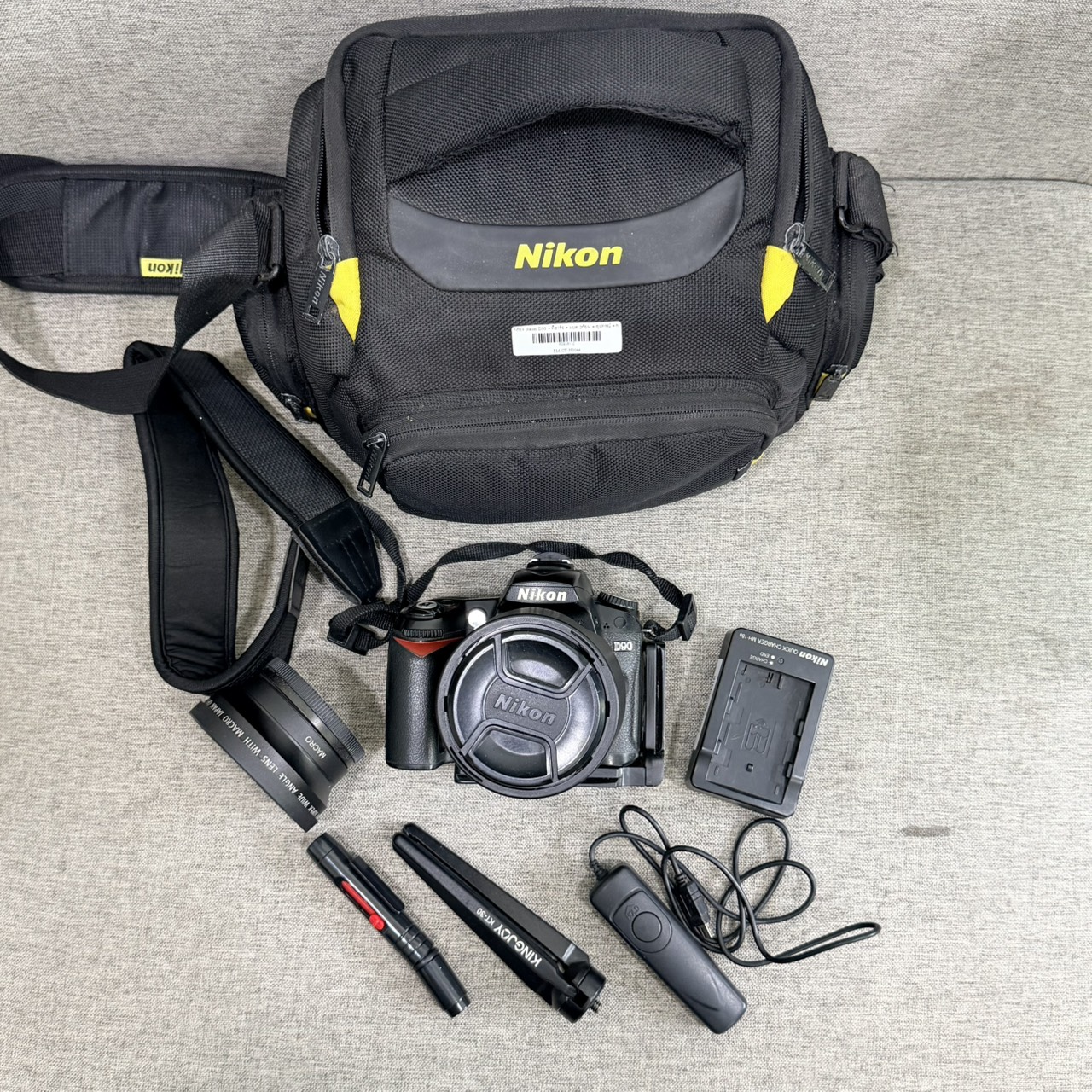 ขาย กล้อง Nikon D90 + ที่ชาร์จ + แบต 2ก้อน + อุปกรณ์ + กระเป๋า *** Auto Focus ไม่ทำงาน